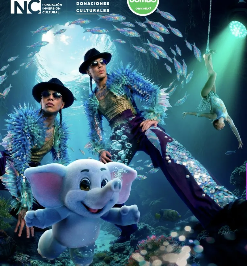 Los Power Peralta con vestuario de escamas iridiscentes y sombreros, en la gruta submarina del key visual.